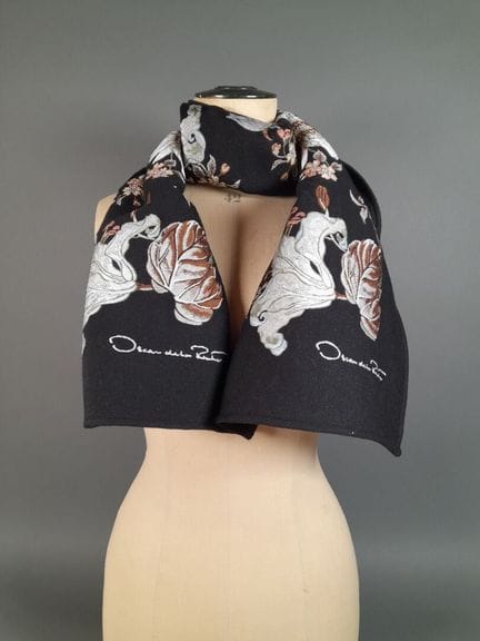 OSCAR DE LA RENTA.
Bufanda de lana negra con motiv