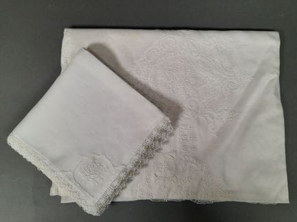 Service de table en linon blanc à décor de fleurs 