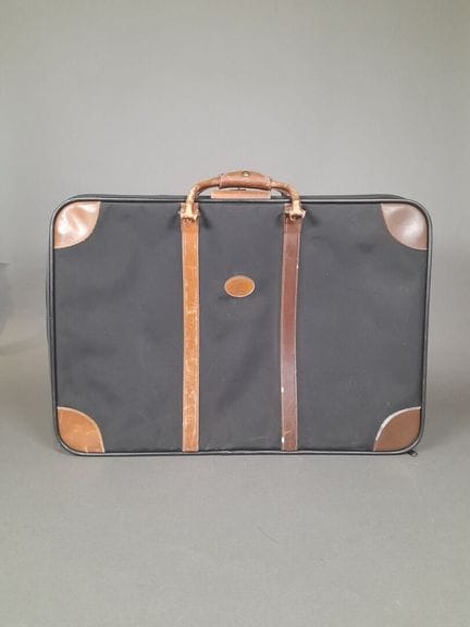 LONGCHAMP, PARÍS.
Maleta blanda con ruedas y dos a