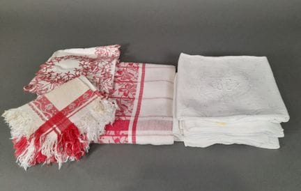 Lot comprenant : 
- Une nappe en coton damassé bla