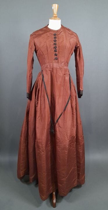 Robe de promenade en taffetas de soie brun, les po