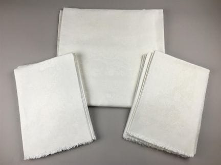 Service de table en coton damassé blanc à décor de