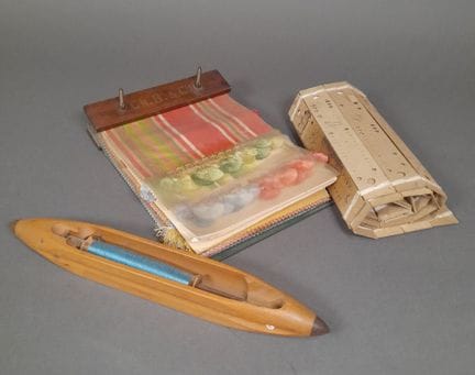 Lot comprenant une navette de tissage en bois, un 