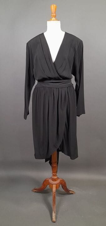 YVES SAINT LAURENT VARIATION, PARIS.
Robe drapée à