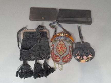 Lot comprenant :
- Sac du soir en satin brodé de p