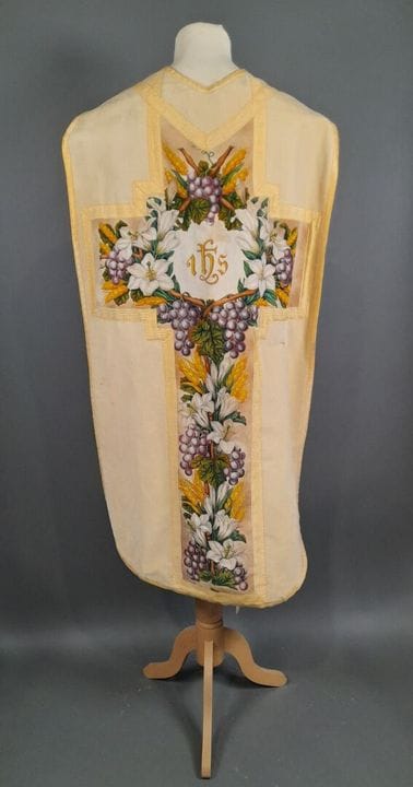 Chasuble en velours de soie coupé beige, l'orfroi 