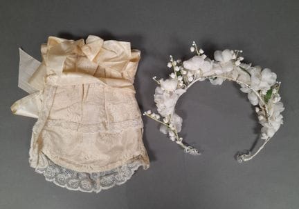 Lot comprenant : 
- Couronne de mariée composée de