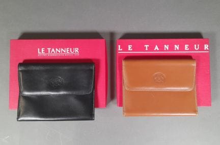 LE TANNEUR.
Lot deux porte documents d'identité, l