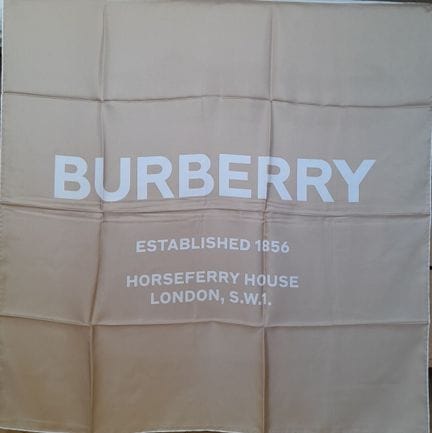 BURBERRY LONDRES, INGLATERRA.
Pañuelo cuadrado de 
