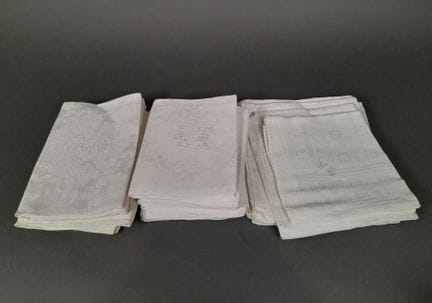 Lot comprenant : 
- Sept serviettes de table en co
