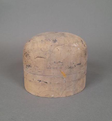 Molde para sombreros de madera.
20 x 17 x 16,5 cm.