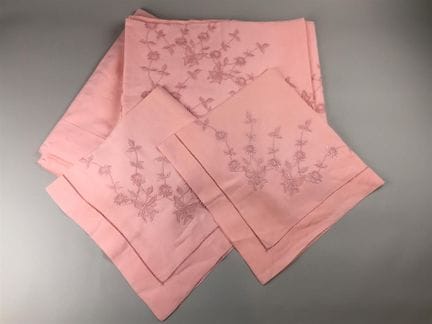 Parure de lit en coton rose ornée de jours et brod