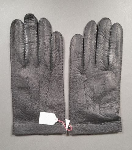 POUJADE.
Par de guantes de piel de pecarí negro co
