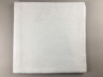 Nappe en coton damassé blanc à décor de fleurs, ch