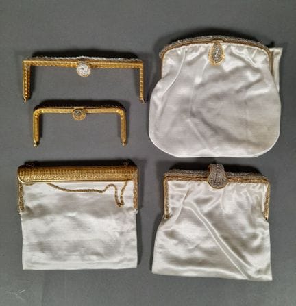 Lot de trois sacs du soir en satin blanc, les ferm
