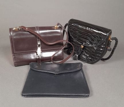 BALLY.
Lot de trois sacs à main à bandoulière en c