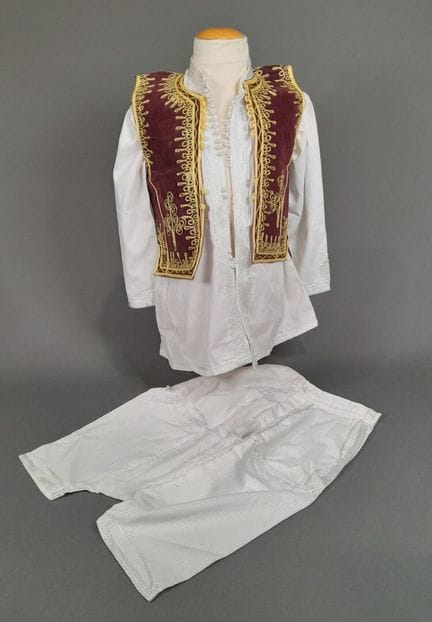 Ensemble pour enfant comprenant une chemise, un sa
