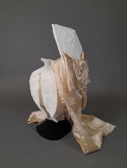 Coiffe dite "La Malvina", le fond en tulle blanc à