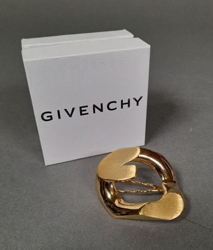 GIVENCHY, PARIS.
Gold-plated metal hair clip shape