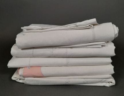 Lot de draps en lin blanc brodés et ajourés dont d