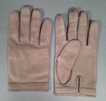HERMES, PARÍS.
Par de guantes de hombre de piel ma