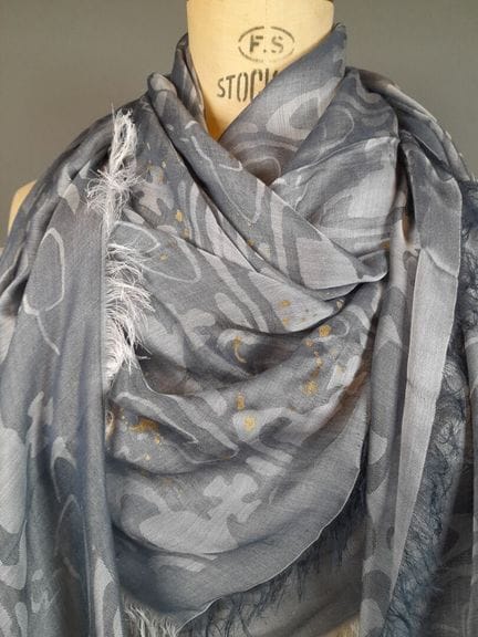 VIVIENNE WESTWOOD.
Chal con flecos confeccionado e
