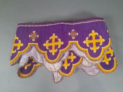 Tour d'autel à décor de croix, brodé aux points de
