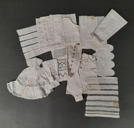 Ensemble d'exercices de cours de couture.
Milieu d