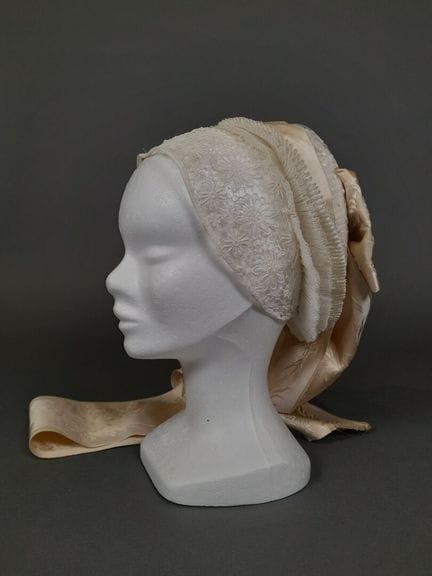 Coiffe dite Saintongeoise en tulle brodé mécanique