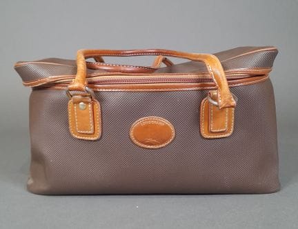 LONGCHAMP, PARÍS.
Bolso de aseo flexible con dos a