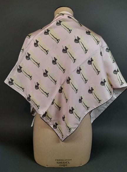 BURBERRY.
Pañuelo cuadrado de sarga de seda con un