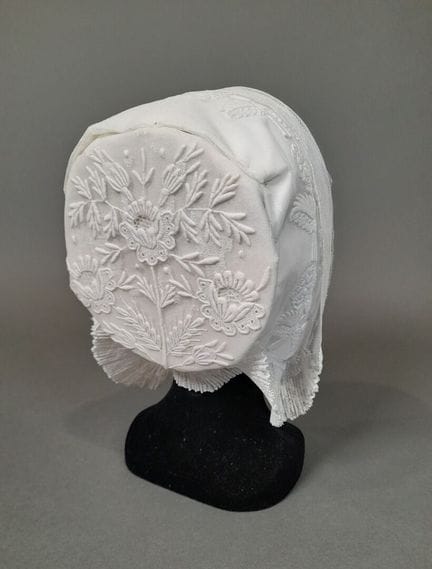 Coiffe dite "créchoise" en tulle à décor de fleurs