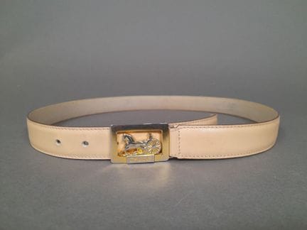 CELINE, PARÍS.
Cinturón de piel beige, con una heb