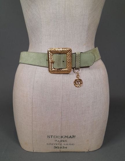 YVES SAINT LAURENT, PARIS.
Ceinture en daim vert, 