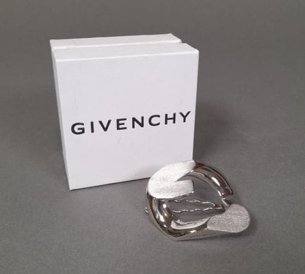 GIVENCHY, PARÍS.
Pinza para el pelo de metal plate