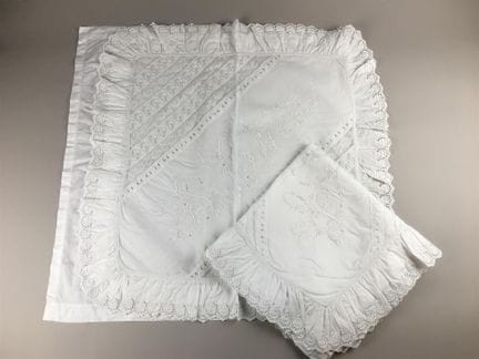 Paire de taies d'oreiller volantées en coton blanc