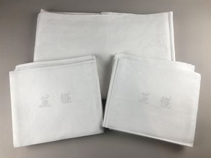 Service de table en coton damassé blanc à décor de