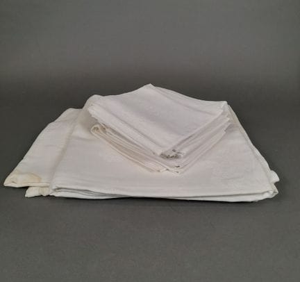 Service de table en coton damassé blanc à décor de