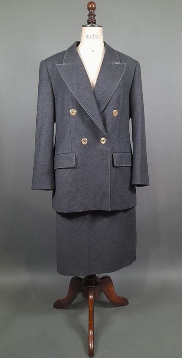 GUY LAROCHE JEAN'S, PARIS.
Tailleur en lainage gri
