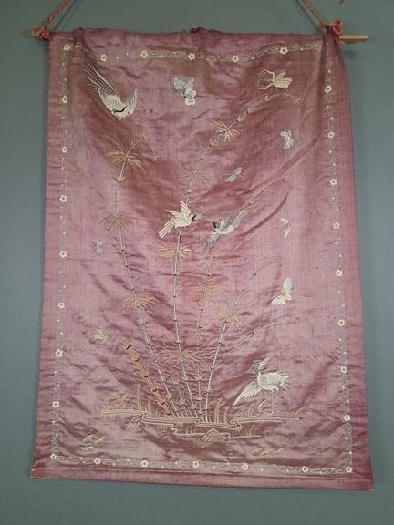 Panneau en satin de soie prune à décor de bambous 