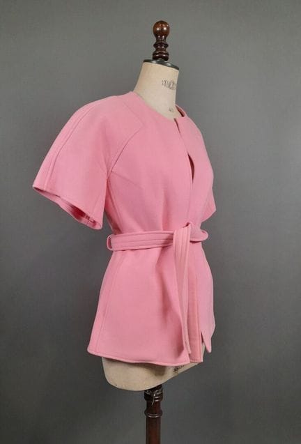 WEILL.
Veste à manches courtes et encolure arrondi