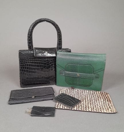Lot comprenant un sac, un porte clé, un porte monn