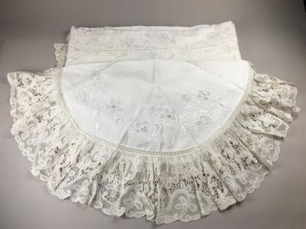 Parure de lit en coton blanc ornée de jours, brodé
