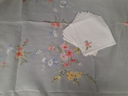 Service de table en organdi blanc à décor de fleur