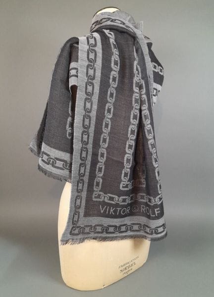 VIKTOR &amp; ROLF.
Bufanda con flecos de lana y ca