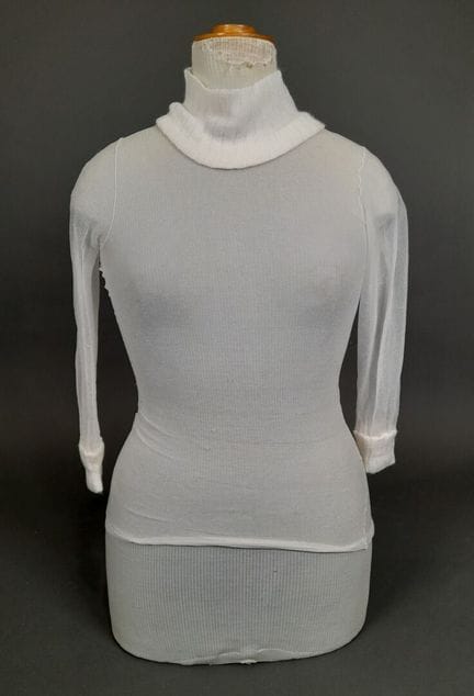 COURREGES, PARIS.
Lot de deux pulls à col roulé en