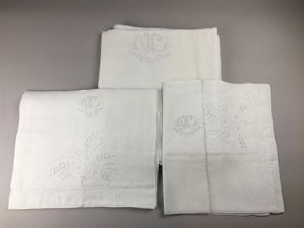 Parure de lit en coton mélangé blanc brodée de fle