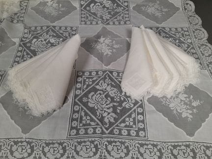 Service de table en organdi et lin blanc à décor d