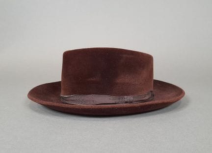 FLECHET, PARIS.
Chapeau en feutre brun agrémenté d