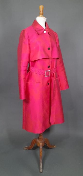 CALVIN KLEIN.
Manteau dans un style imperméable en